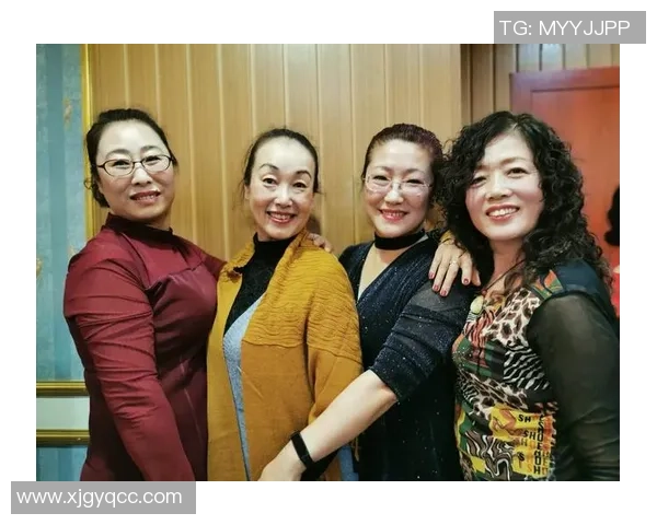 香港足球明星队赛后欢聚一堂共享美食庆祝胜利时刻